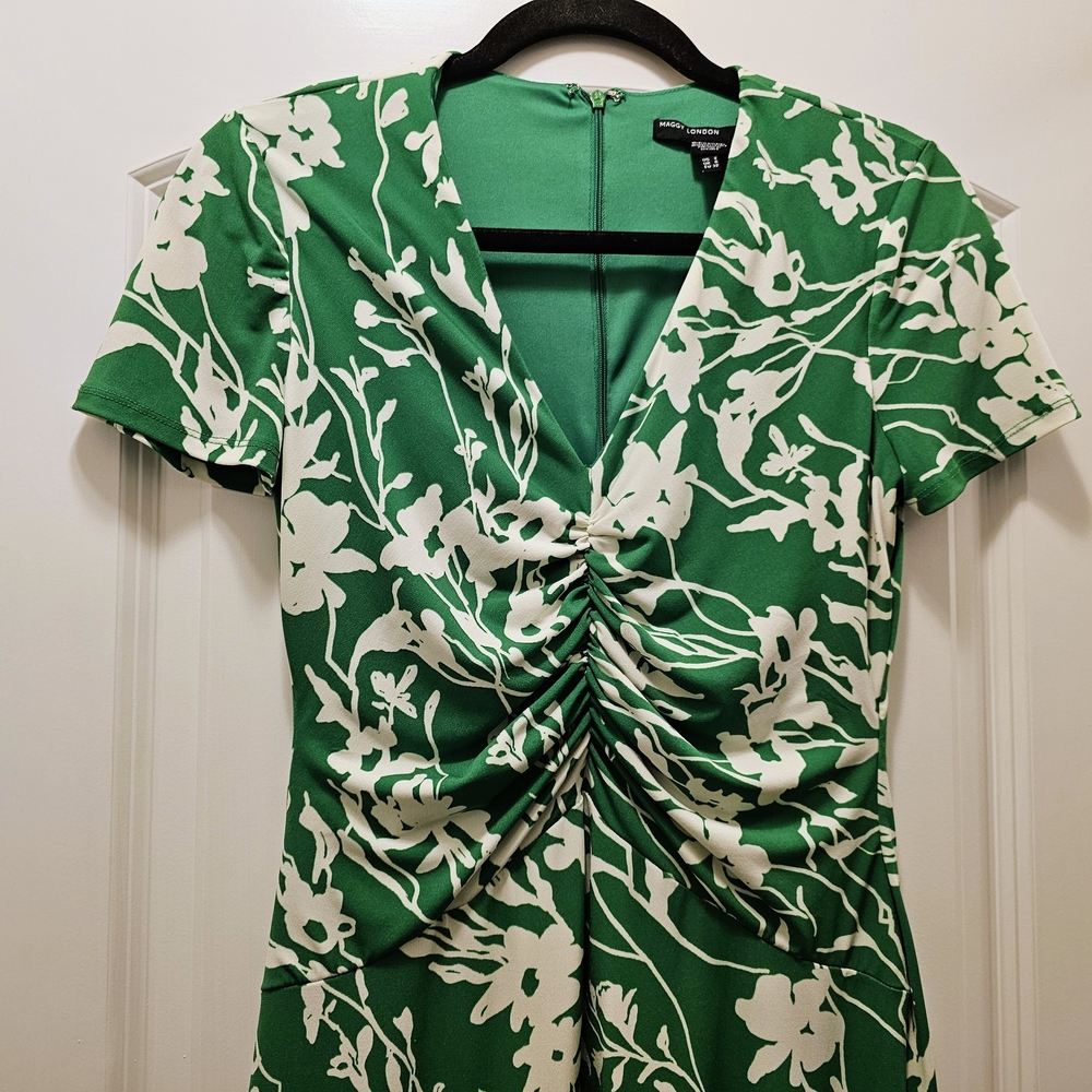 Green Floral Fit & Flare Dress Ruched V Neck Maggie London Size 2 - Picture 3 of 7